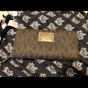 Brown Michael Kors zipper wallet